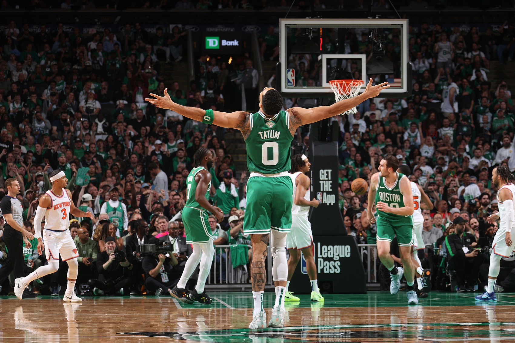 尼克斯逆转巴西男篮,塔图姆三分雨点燃全场 尼克斯逆转巴西男篮,塔图姆三分雨点燃全场