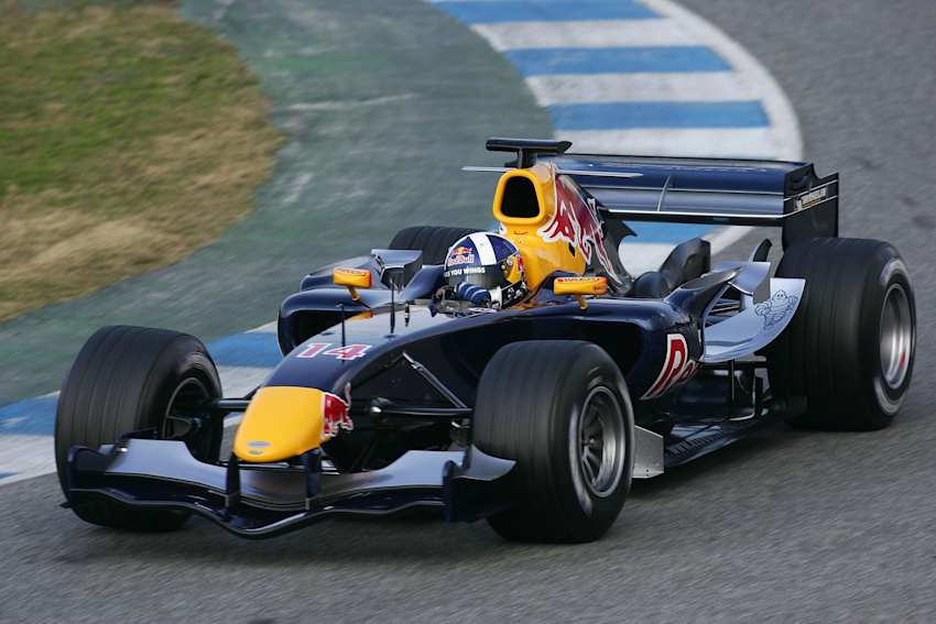 包含阿斯顿马丁鏖战红牛车队，拉塞尔高光表现的词条