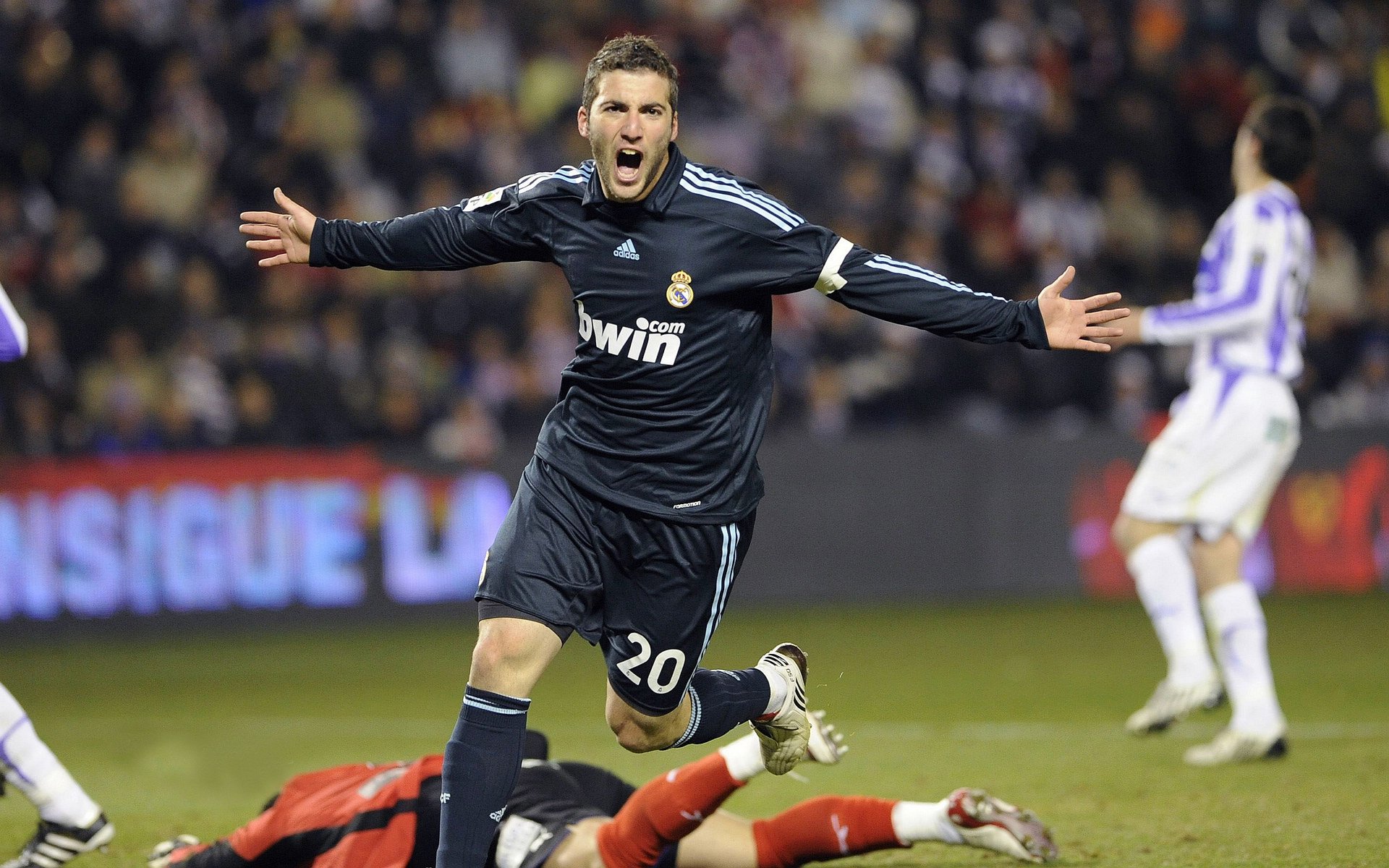 奥斯梅恩彻底打爆防线，皇家社会斩落希腊的背后战术密码